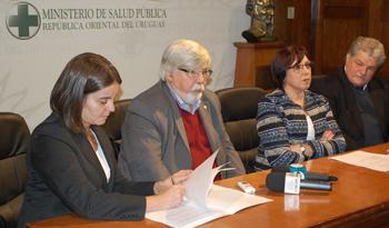 La presidenta de ASSE, Beatriz Silva, firma el convenio que llevará atención odontológica a personas privadas de libertad
