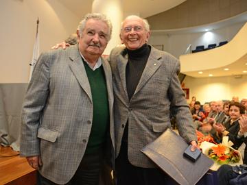 José Mujica saluda al homenajeado Daniel Vidart