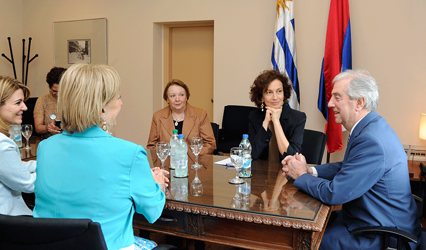 Tabaré Vázquez con autoridades de la UNESCO encabezadas por su directora general, Audrey Azoulay Tabaré Vázquez con autoridades de la UNESCO encabezadas por su directora general, Audrey Azoulay