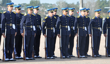 Cadetes en aniversario de la Escuela de Policía
