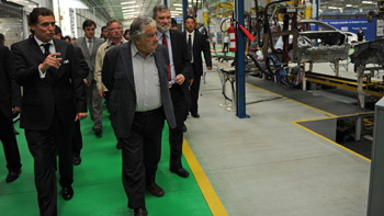 Presidente Mujica y autoridades visitan la nueva planta de producción automotriz Presidente Mujica y autoridades visitan la nueva planta de producción automotriz