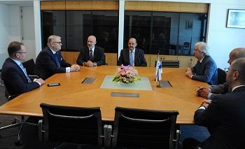 Tabaré Vázquez y Jussi Pesonen con autoridades nacionales y de UPM Tabaré Vázquez y Jussi Pesonen con autoridades nacionales y de UPM