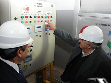 Presidente Mujica recorriendo la planta