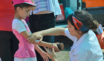 Enfermera vacuna a niña Enfermera vacuna a niña