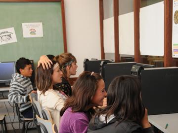 Jóvenes en un centro cultural del MEC aprendiendo computación