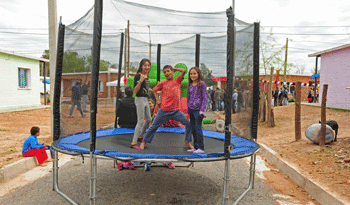 Niños en inauguración de viviendas en el barrio 22 de Abril