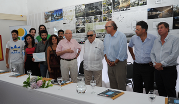 Autoridades en premiación por concurso para biblioteca en balneario El Fortín