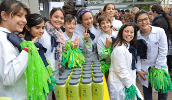 Escolares en actividad de reciclado de aceite