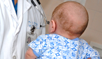 Niño con personal de salud Niño con personal de salud