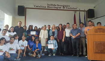 Cosse y estudiantes en el lanzamiento del concurso