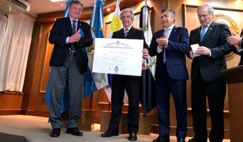 Vázquez recibe diploma honoris causa Vázquez recibe diploma honoris causa
