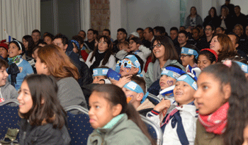 Escolares comparten el partido de Uruguay en la Escuela Nacional de Policía Escolares comparten el partido de Uruguay en la Escuela Nacional de Policía