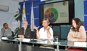 Autoridades en presentación de Anuario 2017 de Estadísticas de Turismo