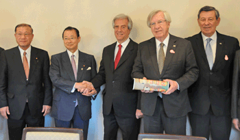 Presidente Vázquez y ministro Astori en la conferencia de prensa con medios internacionales, en Tokio. Presidente Vázquez y ministro Astori en la conferencia de prensa con medios internacionales, en Tokio.