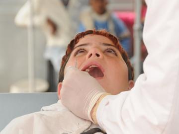 Paciente asistido por odontólogo Paciente asistido por odontólogo