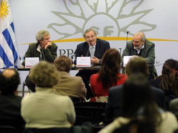 Autoridades en inicio al proceso consultivo para la elaboración de un Plan Nacional de Educación en Derechos Humanos Autoridades en inicio al proceso consultivo para la elaboración de un Plan Nacional de Educación en Derechos Humanos
