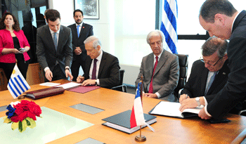 Presidente Tabaré Vázquez firma acuerdo con Chile, flanqueado por el canciller de ese país, Heraldo Muñoz, y su par, Rodolfo Nin Novoa Presidente Tabaré Vázquez firma acuerdo con Chile, flanqueado por el canciller de ese país, Heraldo Muñoz, y su par, Rodolfo Nin Novoa