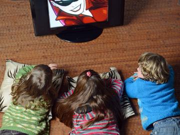 Niños mirando programa de televisión