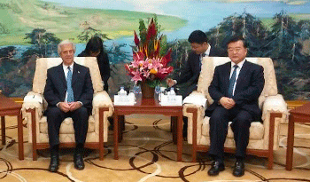 El Presidente Tabaré Vázquez es recibido por el gobernador de Hebei, Zhang Qingwei