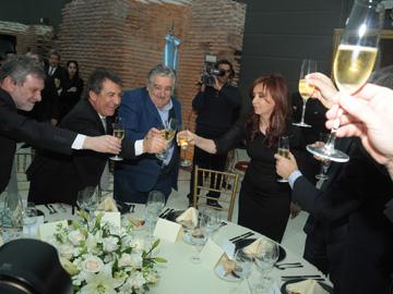 Mujica y Fernández brindando Mujica y Fernández brindando
