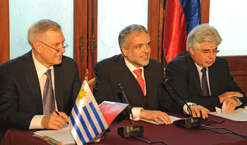 Representante de la Federación Rusa, Sergei Dankvert, ministro interino de Relaciones Exteriores y titular del MGAP, Tabaré Aguerre. Representante de la Federación Rusa, Sergei Dankvert, ministro interino de Relaciones Exteriores y titular del MGAP, Tabaré Aguerre.