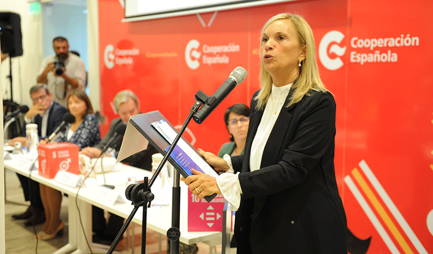 Beatriz Argimón en presentación de guía Beatriz Argimón en presentación de guía