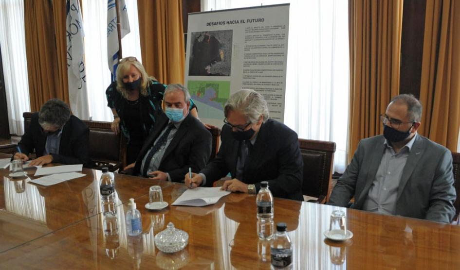 Autoridades en la firma del convenio marco Autoridades en la firma del convenio marco