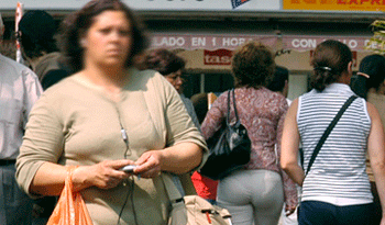 Mujeres transitando por calle de Montevideo Mujeres transitando por calle de Montevideo