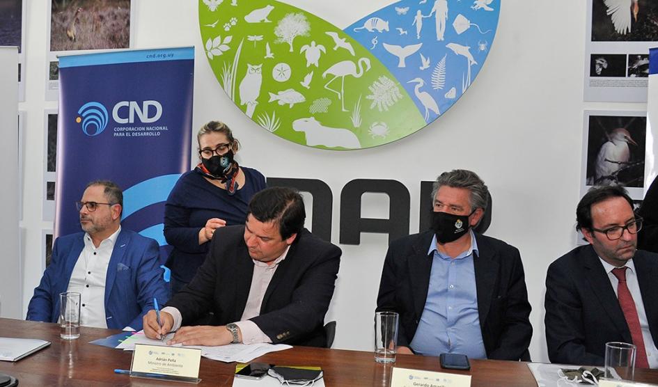 Autoridades suscriben el convenio Autoridades suscriben el convenio