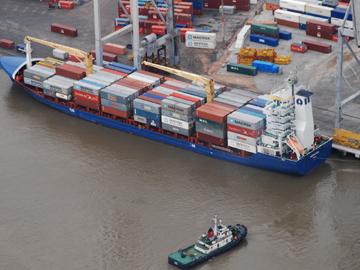 Embarcación cargada de contenedores