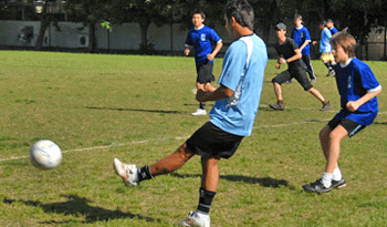 MM-Futbolistas juveniles en educación secundaria y técnica pasaron del 50 % al 90 %. MM-Futbolistas juveniles en educación secundaria y técnica pasaron del 50 % al 90 %.