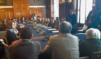 Jóvenes y autoridades en el Parlamento Jóvenes y autoridades en el Parlamento