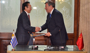 Canciller Rodolfo Nin Novoal y embajador de la República Popular China en Uruguay, Yan Banghua Canciller Rodolfo Nin Novoal y embajador de la República Popular China en Uruguay, Yan Banghua