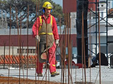 Obrero de la construcción en una obra Obrero de la construcción en una obra