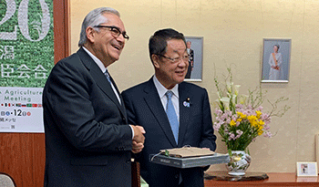 Enzo Benech, con ministro de Agricultura, Forestación y Pesca de Japón, Takamori Yoshikawa Enzo Benech, con ministro de Agricultura, Forestación y Pesca de Japón, Takamori Yoshikawa