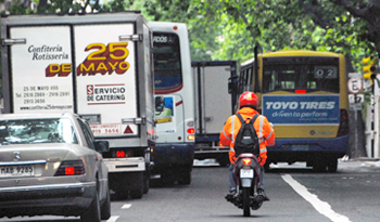 Motociclista en tránsito, Montevideo Motociclista en tránsito, Montevideo