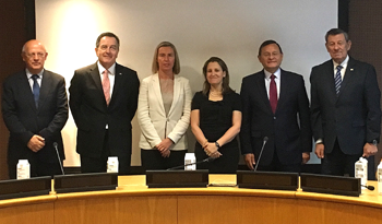 Rodolfo Nin Novoa junto a diplomáticos Rodolfo Nin Novoa junto a diplomáticos