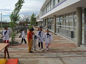 Niños y padres en entrada de escuela Niños y padres en entrada de escuela