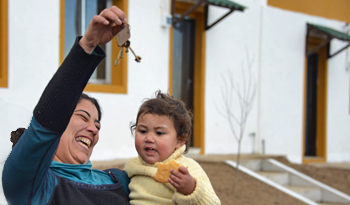 Beneficiaria del Plan Juntos con llave de vivienda en mano