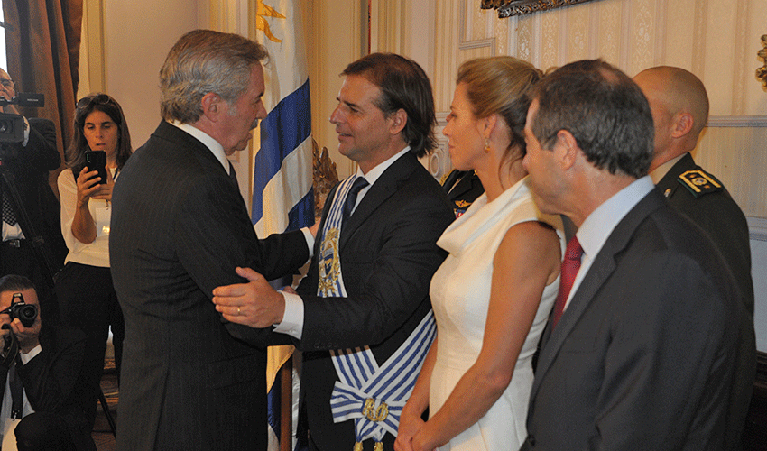 Luis Lacalle Pou saluda a Felipe Solá, acompañado por Lorena Ponce de León y Ernesto Talvi