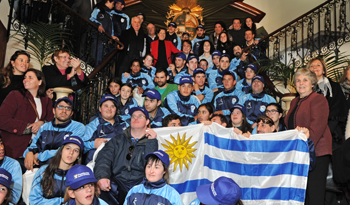 María Auxiliadora Delgado de Vázquez entregó Pabellón Nacional a delegación uruguaya en las Olimpíadas Especiales María Auxiliadora Delgado de Vázquez entregó Pabellón Nacional a delegación uruguaya en las Olimpíadas Especiales