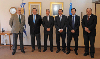 Nin Novoa junto a autoridades de Salto Grande