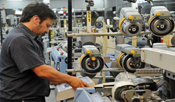 Obrero en planta industrial