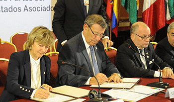 Veronika Nikishina y Rodolfo Nin Novoa firman memorando entre el Mercosur y la Comisión Económica Euroasiática