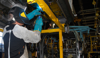Trabajador realizando tareas de soldadura Trabajador realizando tareas de soldadura