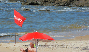 Playa con bandera roja