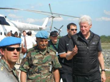 Bill Clinton con militares uruguayos en Haití Bill Clinton con militares uruguayos en Haití