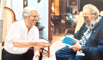 Tabaré Vázquez conversa con Fidel Castro en una de las vistas realizadas a Cuba