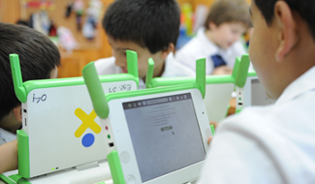 Niños utilizan computadoras de Plan Ceibal Niños utilizan computadoras de Plan Ceibal