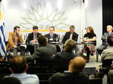 Autoridades del comité presentando informe final